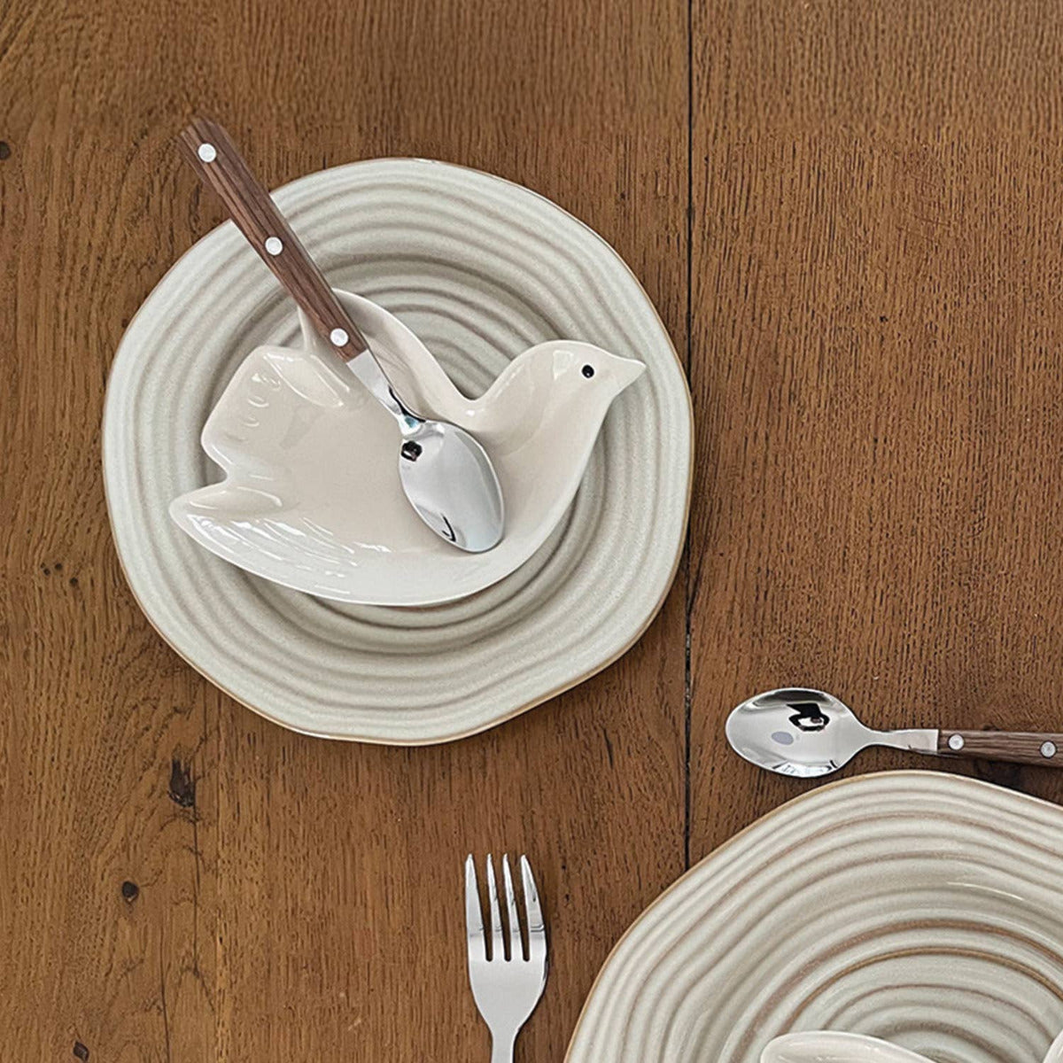 Duka snyggt och servera gott i denna gulliga tallrik. Duva tallrik.