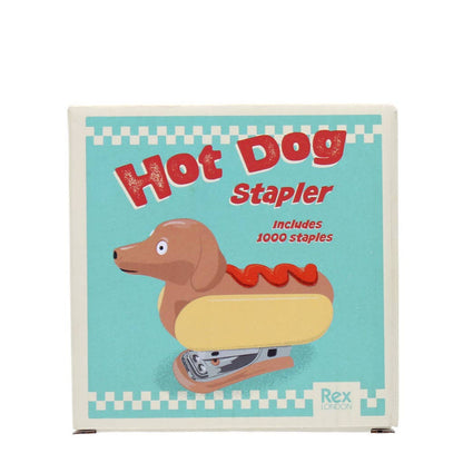Quirky och nyskapande mini-häftapparat, med en rolig design av en korvhund i ett bröd, med en skvätt ketchup på toppen. En rolig och funktionell kontorsartikel för en hundälskares arbetsplats eller till barnens skrivbord.