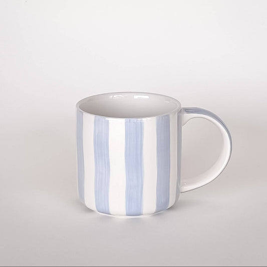 Denna mugg tar dig med på en kort resa till Italien. Med vår handgjorda keramik är varje del unik. Varje rand och glasyr är applicerad för hand. Muggen har en modern form med ett stort handtag, vilket gör den perfekt att hålla i. Idealisk för kaffe- eller teälskare och för vardagligt bruk.
Randig kaffemugg från Magazin Minori