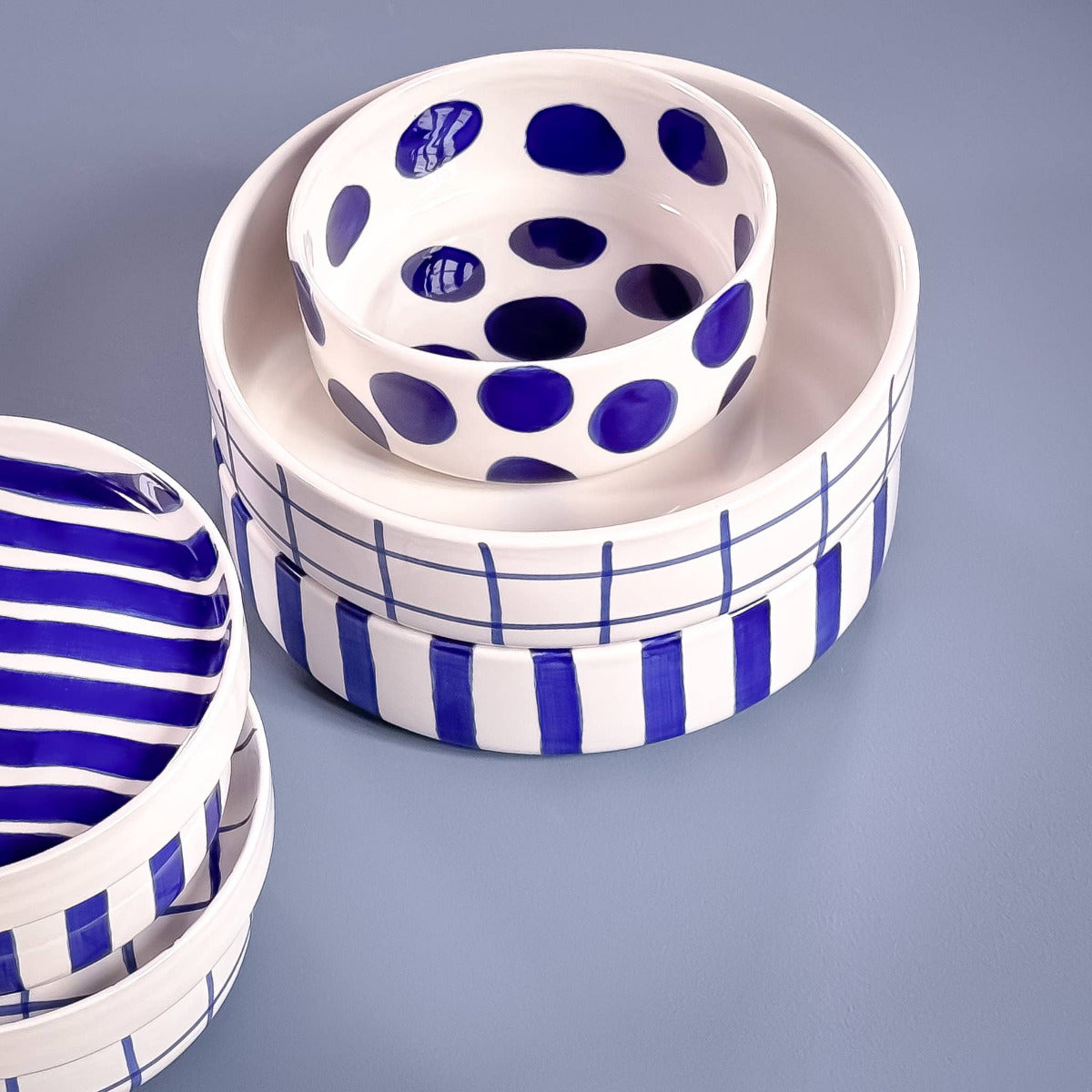 Med sina oregelbundna prickar kompletterar DOTS den randiga och rutiga samlingen på ett perfekt sätt. Varje föremål är unikt i denna handgjorda keramik.
Varje prick och glasyr är applicerad för hand. Skålen är idealisk för en sidosallad, en förrättssoppa eller din frukostgröt. Det gör den till en perfekt allroundare i ditt köksskåp. Den vertikala kanten är ungefär 6 cm hög.&nbsp; den


Keramik av hög kvalitet (INTE stengods)
Varje föremål är handmålat (unik)
Individuellt och hållbart förpackad
Tål maskindis