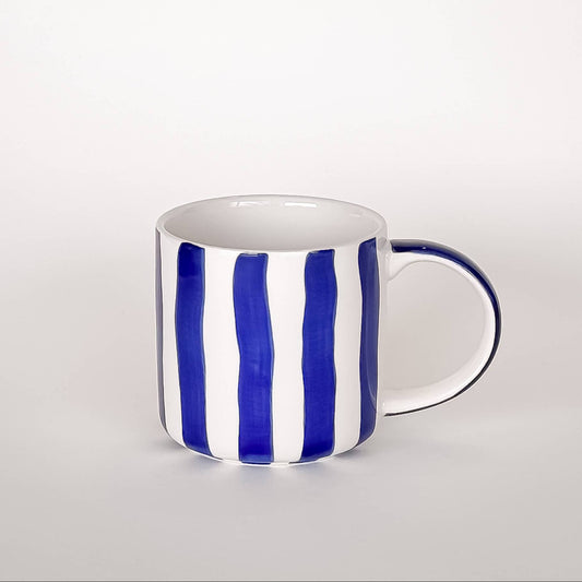 Denna mugg tar dig med på en kort resa till Italien. Med vår handgjorda keramik är varje del unik. Varje rand och glasyr är applicerad för hand. Muggen har en modern form med ett stort handtag, vilket gör den perfekt att hålla i. Idealisk för kaffe- eller teälskare och för vardagligt bruk.
Mugg från Magazin Minori