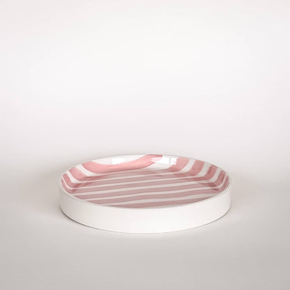 Denna lilla tallrik passar perfekt till våra befintliga mindre skålar (diameter 15 cm) och kan användas som fat eller lock. Den inre kanten är rundad, vilket gör tallriken extra lättanvänd. Självklart är produkten unik – tallriken är handmålad och glasyren applicerad för hand. Det randiga mönstret passar formen utmärkt. Tallriken har en inre kant på cirka 1,5 cm som hindrar att något spills eller försvinner.

Högkvalitativ keramik (ej stengods)
Varje del handmålad (unik)
Magazin Minori