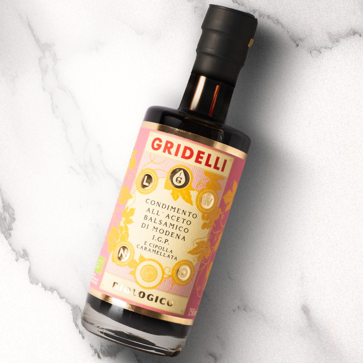 gridelli balsamico
En lite annorlunda balsamico där sötman från karamelliserad lök passar väl med syran från balsamicon. Rund, smakrik och väldigt svår att inte tycka om.

I.G.P.- märkt och tillverkad i Modena på druvorna Lambrusco och Trebbiano, typiska för Emilia- Romagna regionen, tillsammans med lök från Lombardiet. Produkten är ekologisk och innehåller varken socker eller färgämnen vilket ger den en naturlig och autentisk smak. 

Perfekt att använda till grillade grönsaker, alla typer av ost, en god ta