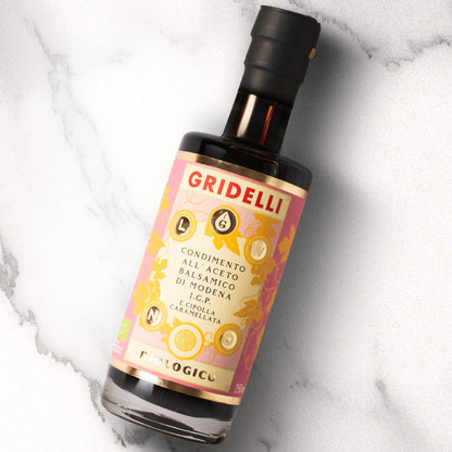 gridelli balsamico
En lite annorlunda balsamico där sötman från karamelliserad lök passar väl med syran från balsamicon. Rund, smakrik och väldigt svår att inte tycka om.

I.G.P.- märkt och tillverkad i Modena på druvorna Lambrusco och Trebbiano, typiska för Emilia- Romagna regionen, tillsammans med lök från Lombardiet. Produkten är ekologisk och innehåller varken socker eller färgämnen vilket ger den en naturlig och autentisk smak. 

Perfekt att använda till grillade grönsaker, alla typer av ost, en god ta