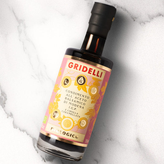 gridelli balsamico
En lite annorlunda balsamico där sötman från karamelliserad lök passar väl med syran från balsamicon. Rund, smakrik och väldigt svår att inte tycka om.

I.G.P.- märkt och tillverkad i Modena på druvorna Lambrusco och Trebbiano, typiska för Emilia- Romagna regionen, tillsammans med lök från Lombardiet. Produkten är ekologisk och innehåller varken socker eller färgämnen vilket ger den en naturlig och autentisk smak. 

Perfekt att använda till grillade grönsaker, alla typer av ost, en god ta