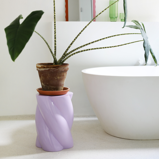 &Klevering Pillar marshmallow lilac. sidobord, pelare, piedestal för blommor. Sängbord.