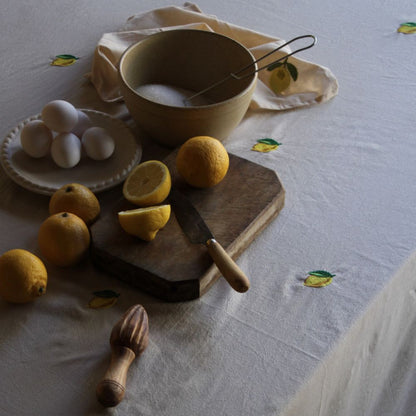 Midnatt bordsduk med broderade citroner på rea