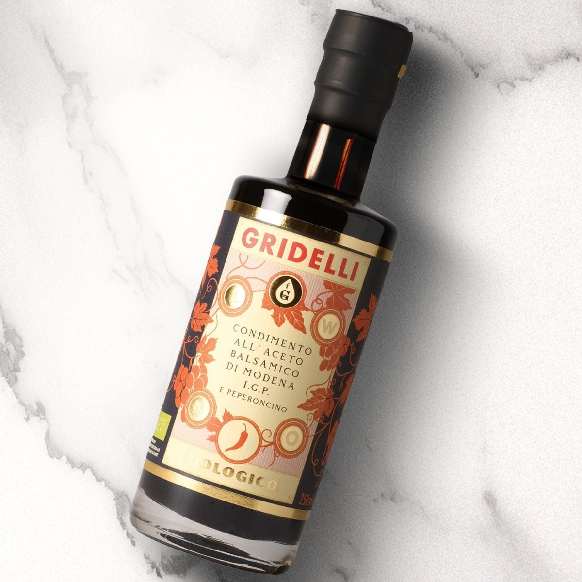 Condimento all´aceto balsamico di modena I.G.P.e peperoncino är den första i vår nya serie med kryddiga balsamico. En ekologisk I.G.P. märkt balsamico.
Kombinationen av sötman och hettan är fantastisk och blir en härlig smakförhöjare till sommarens grill och festligheter. Passar utmärkt till grillat kött och kyckling. Även till grillade grönsaker såsom aubergine, zucchini och paprika.
Självklart god till en fräsch sallad med burrata, och för den vågade: att droppa över en len och krämig vanlijglass.