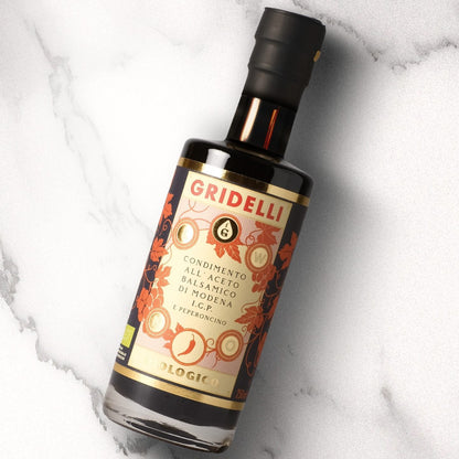 Condimento all´aceto balsamico di modena I.G.P.e peperoncino är den första i vår nya serie med kryddiga balsamico. En ekologisk I.G.P. märkt balsamico.
Kombinationen av sötman och hettan är fantastisk och blir en härlig smakförhöjare till sommarens grill och festligheter. Passar utmärkt till grillat kött och kyckling. Även till grillade grönsaker såsom aubergine, zucchini och paprika.
Självklart god till en fräsch sallad med burrata, och för den vågade: att droppa över en len och krämig vanlijglass.