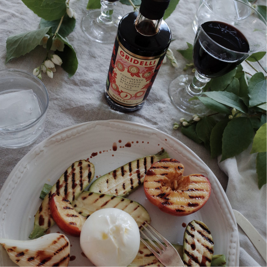 Condimento all´aceto balsamico di modena I.G.P.e peperoncino är den första i vår nya serie med kryddiga balsamico. En ekologisk I.G.P. märkt balsamico.
Kombinationen av sötman och hettan är fantastisk och blir en härlig smakförhöjare till sommarens grill och festligheter. Passar utmärkt till grillat kött och kyckling. Även till grillade grönsaker såsom aubergine, zucchini och paprika.
Självklart god till en fräsch sallad med burrata, och för den vågade: att droppa över en len och krämig vanlijglass.