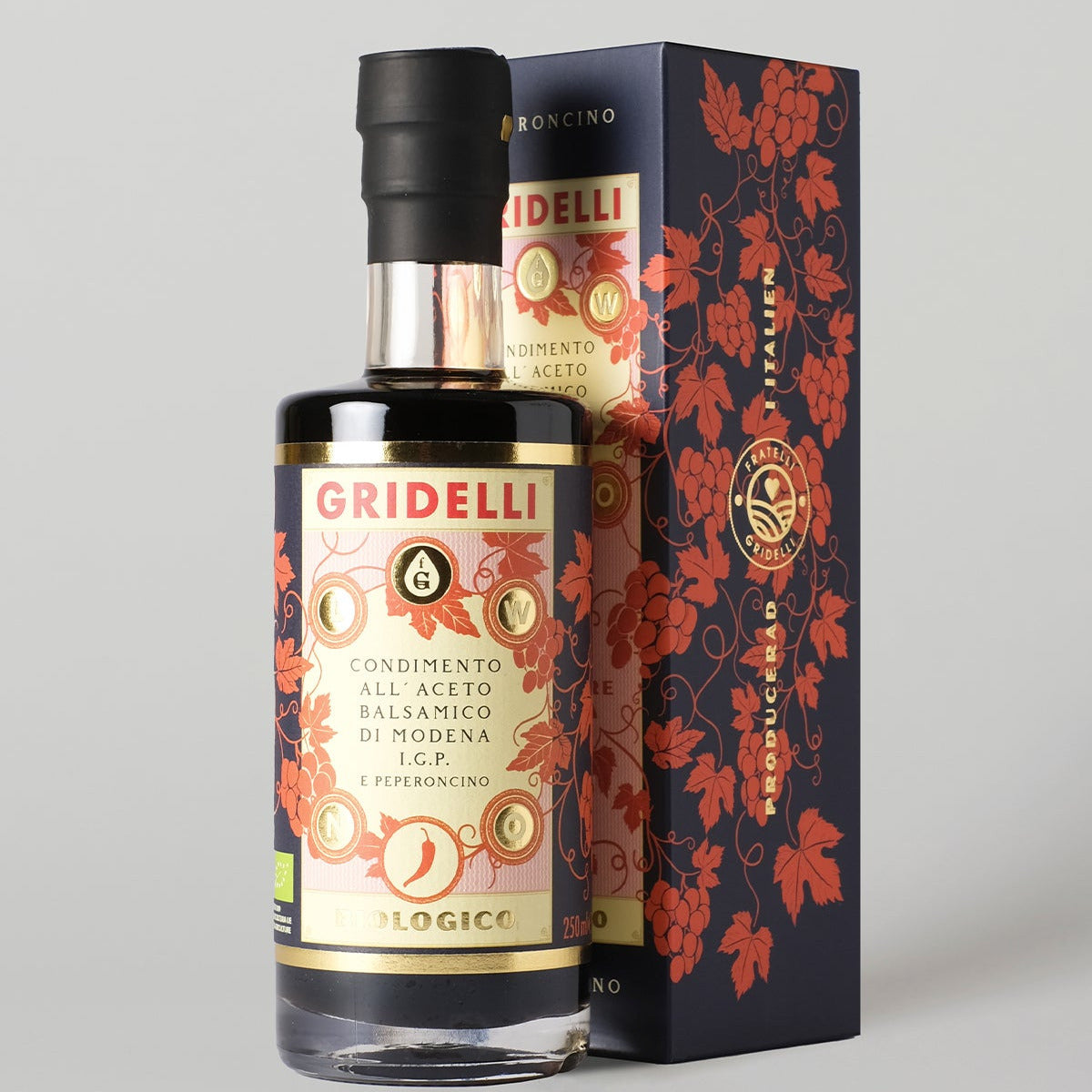 Condimento all´aceto balsamico di modena I.G.P.e peperoncino är den första i vår nya serie med kryddiga balsamico. En ekologisk I.G.P. märkt balsamico.
Kombinationen av sötman och hettan är fantastisk och blir en härlig smakförhöjare till sommarens grill och festligheter. Passar utmärkt till grillat kött och kyckling. Även till grillade grönsaker såsom aubergine, zucchini och paprika.
Självklart god till en fräsch sallad med burrata, och för den vågade: att droppa över en len och krämig vanlijglass.