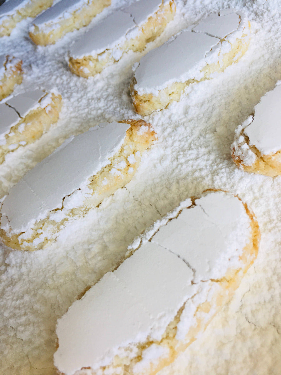 Mandelkaka med ett kompakt och lätt inre, innehållande 40 % mandel, socker, äggvita och en antydan av apelsin, naturligt glutenfri. Typisk för konditoritraditionen i Siena, helt handgjord enligt recept från mormor. Utmärkt att avnjutas efter en måltid som dessert tillsammans med söta viner eller kombinerad med te, kaffe eller cappuccino. Extra god som julkaka om du nu kan motstå den övriga dagar på året...ricciarelli