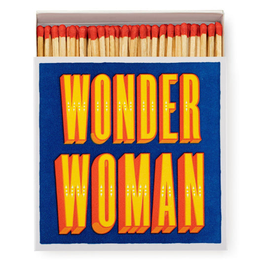 tändsticksask från archivist gallery i blått med gul text wonder woman. perfekt till mors dag till exempel.