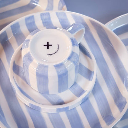 Den perfekta presentasken för alla espressokännare!
magazin minori
Artikeln omfattar 2 set bestående av vardera en kopp med ett fat.
Perfekt för en italiensk espresso för två. Varje del är omsorgsfullt tillverkad och handmålad. Mönster och glasyr appliceras för hand i flera arbetssteg, vilket gör varje set till ett unikt exemplar. Espressokoppen är en miniversion av den stora kaffekoppen. Fatet har en plan yta utan fördjupning, vilket också gör den idealisk för att rymma ett litet snacks eller en god kaka.
