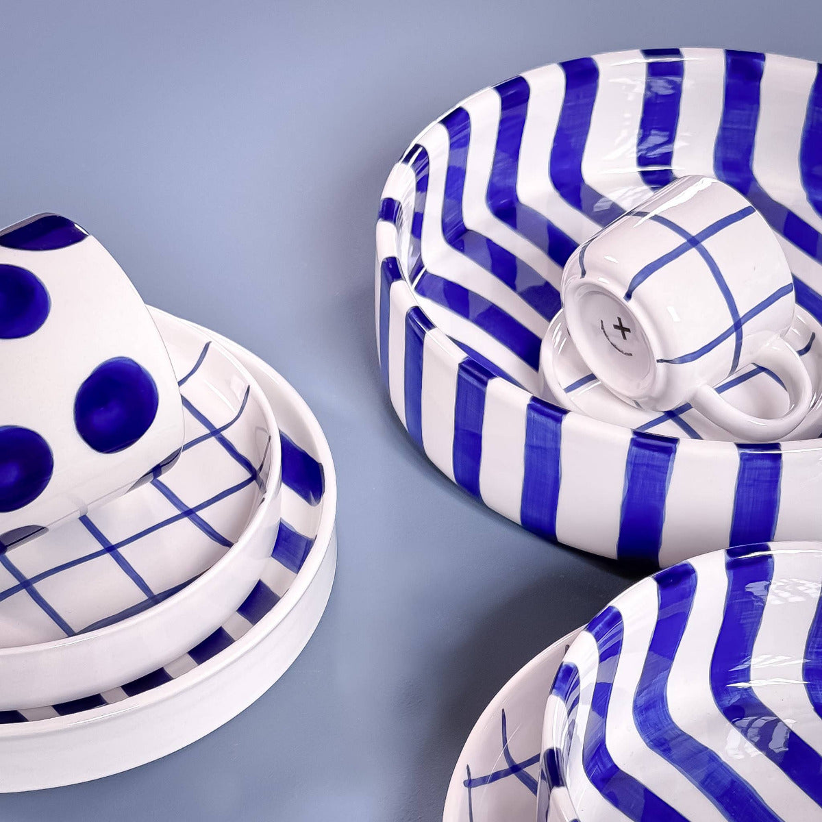 Det var länge sen vi såg något så gulligt som dessa espressokoppar!
Med sina oregelbundna prickar kompletterar mönstret DOTS – ett nytt grafiskt motiv – perfekt kollektionen. Extra roligt är att mixa och matcha alla mönster. Dessa handgjorda keramikprodukter är unika, där varje prick och glasyr applicerats för hand. Espressokoppen är en miniutgåva av en större kaffekopp. Fatet har en plan yta utan koppgrop, vilket gör det lämpligt för en liten snackbit.&nbsp;