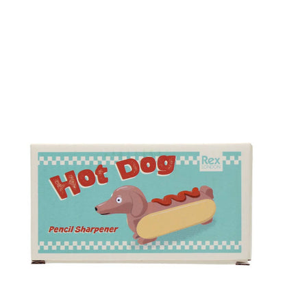 Quirky och nyskapande manuell pennvässare, med en rolig design av en korvhund i ett bröd, med en skvätt ketchup på toppen. En rolig och funktionell skrivbordsartikel för en hundälskares arbetsplats. 