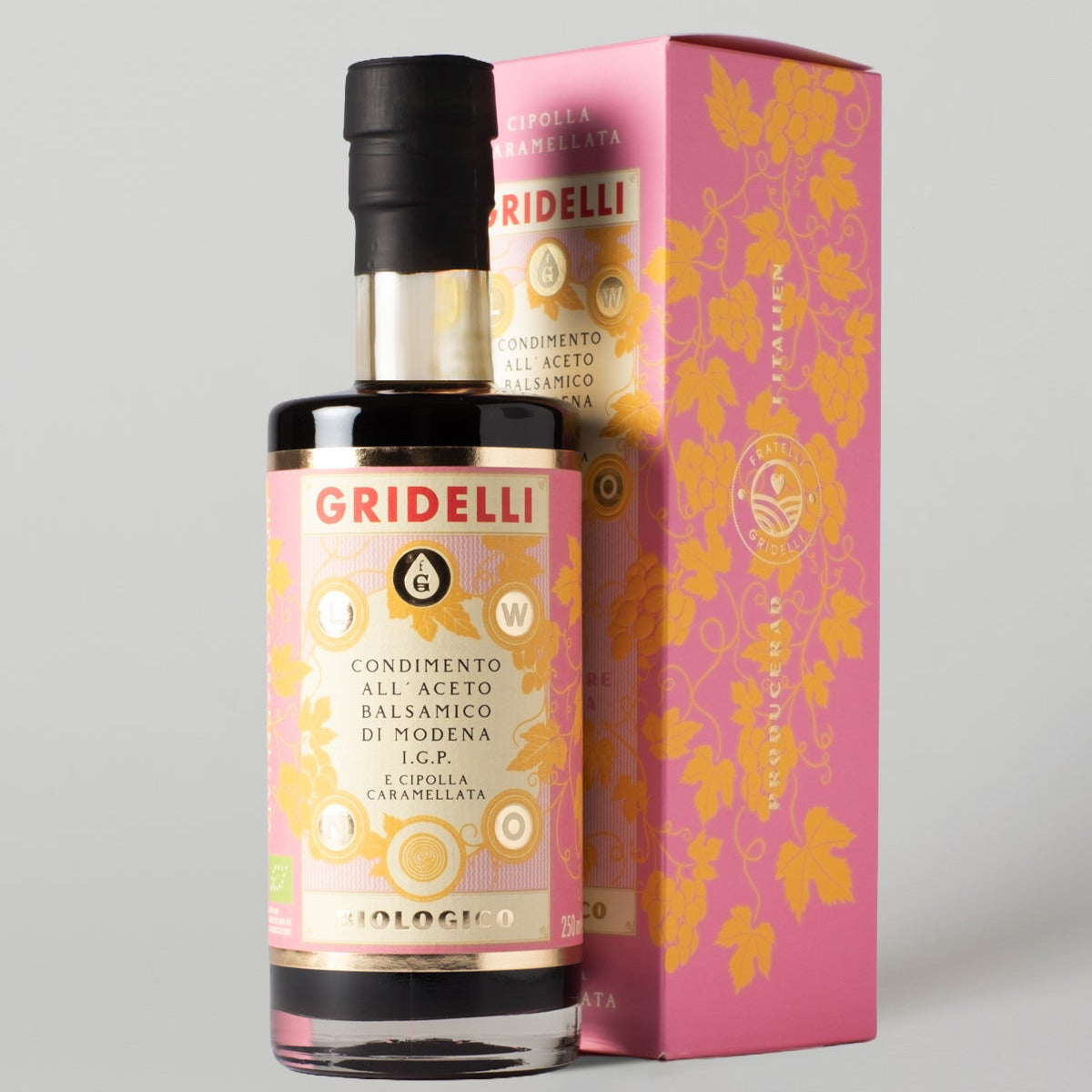 gridelli balsamico
En lite annorlunda balsamico där sötman från karamelliserad lök passar väl med syran från balsamicon. Rund, smakrik och väldigt svår att inte tycka om.

I.G.P.- märkt och tillverkad i Modena på druvorna Lambrusco och Trebbiano, typiska för Emilia- Romagna regionen, tillsammans med lök från Lombardiet. Produkten är ekologisk och innehåller varken socker eller färgämnen vilket ger den en naturlig och autentisk smak. 

Perfekt att använda till grillade grönsaker, alla typer av ost, en god ta