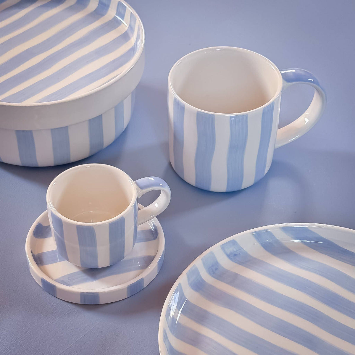 Denna mugg tar dig med på en kort resa till Italien. Med vår handgjorda keramik är varje del unik. Varje rand och glasyr är applicerad för hand. Muggen har en modern form med ett stort handtag, vilket gör den perfekt att hålla i. Idealisk för kaffe- eller teälskare och för vardagligt bruk.
Randig kaffemugg från Magazin Minori