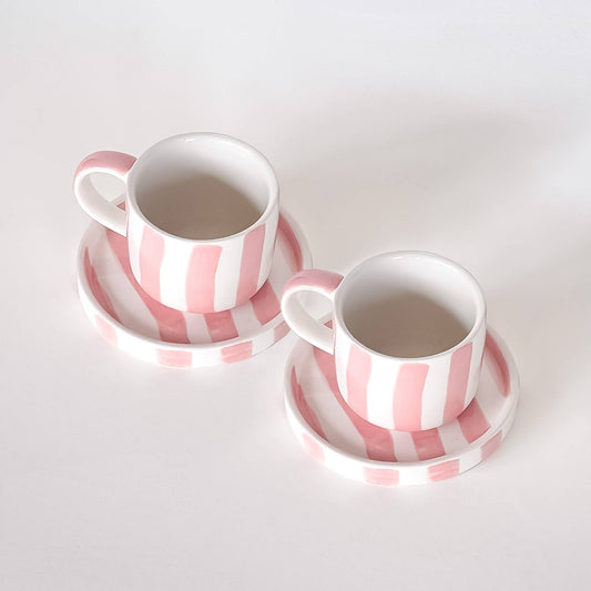 Den perfekta presentasken för alla espressokännare! 
magazin minori
Artikeln omfattar 2 set bestående av vardera en kopp med ett fat.
Perfekt för en italiensk espresso för två. Varje del är omsorgsfullt tillverkad och handmålad. Mönster och glasyr appliceras för hand i flera arbetssteg, vilket gör varje set till ett unikt exemplar. Espressokoppen är en miniversion av den stora kaffekoppen. Fatet har en plan yta utan fördjupning, vilket också gör den idealisk för att rymma ett litet snacks eller en god kaka.