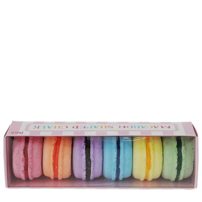 Set med sex kritor i olika färger, vardera formade som en fransk macaron. Perfekt för kreativitet — dessa roliga kritor gör det extra spännande för små händer att rita utomhus eller på griffeltavlor. 