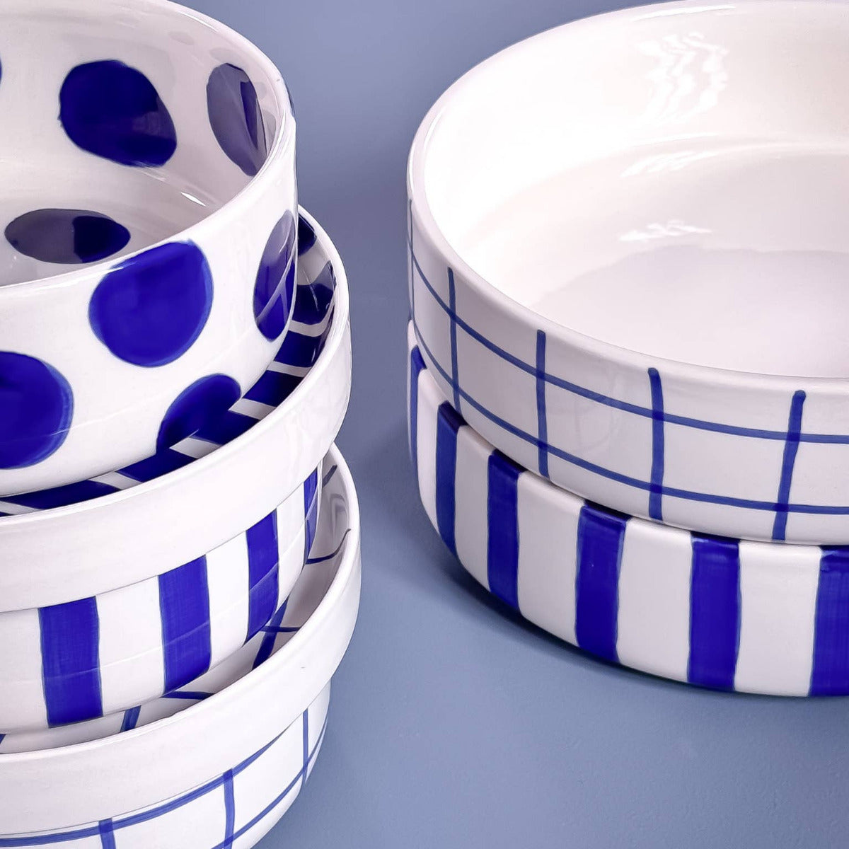 Skålen som tar dig med på en kort resa till Italien.
Varje rand och glasyr är handmålad. Skålen är idealisk för en salladsvariant, förrättssoppa eller frukostflingor, vilket gör den till den perfekta allroundprodukten i ditt köksskåp. Vi har också sett att skålarna gör sig utmärkta till hundens vatten och mat, hur gulligt?! Den vertikala kanten har en höjd på cirka 6 cm.&nbsp;

Högkvalitativ keramik (inte stengods)
Varje del handmålad (unik)
Individuellt och hållbart förpackad&nbsp;
Tål diskmaskin - livsmed