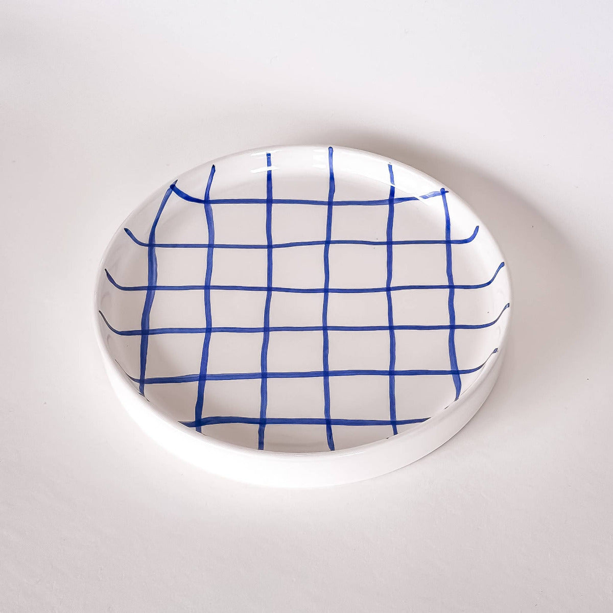 Med en känsla av Italien, så känner vi för vårt nya varumärke.
Varje tallrik är handmålad och glasyr appliceras för hand.&nbsp;
Tallriken har en inre kant på cirka 1,5 cm som förhindrar spill och att maten faller av. Perfekt för en lunchportion, en bit kaka eller en smörgås på kvällen.

Högkvalitativ keramik (inte stengods)&nbsp;
Varje del handmålad och unik
Miljövänligt och individuellt förpackad
Diskmaskinssäker, livsmedelssäker och mikrovågssäker
Storlek = diameter 20,5 cm - Höjd 2,5 cm Magazin Minori