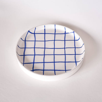 Med en känsla av Italien, så känner vi för vårt nya varumärke.
Varje tallrik är handmålad och glasyr appliceras för hand.&nbsp;
Tallriken har en inre kant på cirka 1,5 cm som förhindrar spill och att maten faller av. Perfekt för en lunchportion, en bit kaka eller en smörgås på kvällen.

Högkvalitativ keramik (inte stengods)&nbsp;
Varje del handmålad och unik
Miljövänligt och individuellt förpackad
Diskmaskinssäker, livsmedelssäker och mikrovågssäker
Storlek = diameter 20,5 cm - Höjd 2,5 cm Magazin Minori