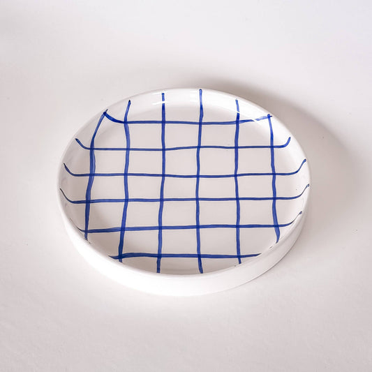 Med en känsla av Italien, så känner vi för vårt nya varumärke.
Varje tallrik är handmålad och glasyr appliceras för hand.&nbsp;
Tallriken har en inre kant på cirka 1,5 cm som förhindrar spill och att maten faller av. Perfekt för en lunchportion, en bit kaka eller en smörgås på kvällen.

Högkvalitativ keramik (inte stengods)&nbsp;
Varje del handmålad och unik
Miljövänligt och individuellt förpackad
Diskmaskinssäker, livsmedelssäker och mikrovågssäker
Storlek = diameter 20,5 cm - Höjd 2,5 cm Magazin Minori