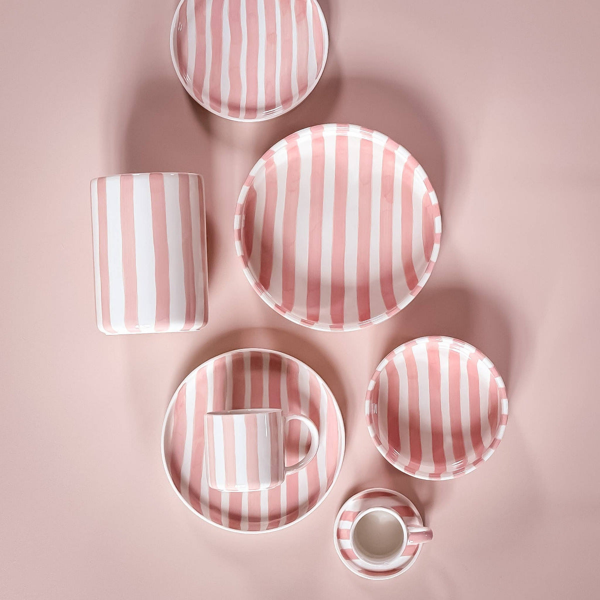 Den perfekta presentasken för alla espressokännare! 
magazin minori
Artikeln omfattar 2 set bestående av vardera en kopp med ett fat.
Perfekt för en italiensk espresso för två. Varje del är omsorgsfullt tillverkad och handmålad. Mönster och glasyr appliceras för hand i flera arbetssteg, vilket gör varje set till ett unikt exemplar. Espressokoppen är en miniversion av den stora kaffekoppen. Fatet har en plan yta utan fördjupning, vilket också gör den idealisk för att rymma ett litet snacks eller en god kaka.
