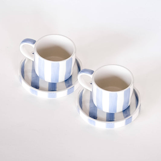 Den perfekta presentasken för alla espressokännare!
magazin minori
Artikeln omfattar 2 set bestående av vardera en kopp med ett fat.
Perfekt för en italiensk espresso för två. Varje del är omsorgsfullt tillverkad och handmålad. Mönster och glasyr appliceras för hand i flera arbetssteg, vilket gör varje set till ett unikt exemplar. Espressokoppen är en miniversion av den stora kaffekoppen. Fatet har en plan yta utan fördjupning, vilket också gör den idealisk för att rymma ett litet snacks eller en god kaka.