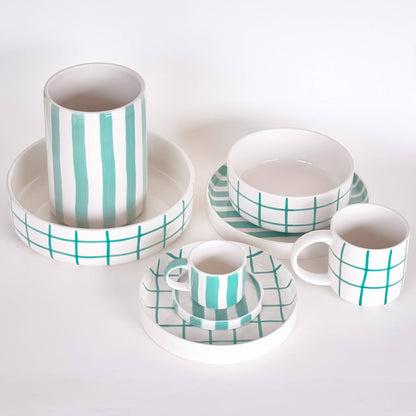 Denna mugg tar dig med på en kort resa till Italien. Med vår handgjorda keramik är varje del unik. Varje rand och glasyr är applicerad för hand. Muggen har en modern form med ett stort handtag, vilket gör den perfekt att hålla i. Idealisk för kaffe- eller teälskare och för vardagligt bruk. mugg från magazin minori