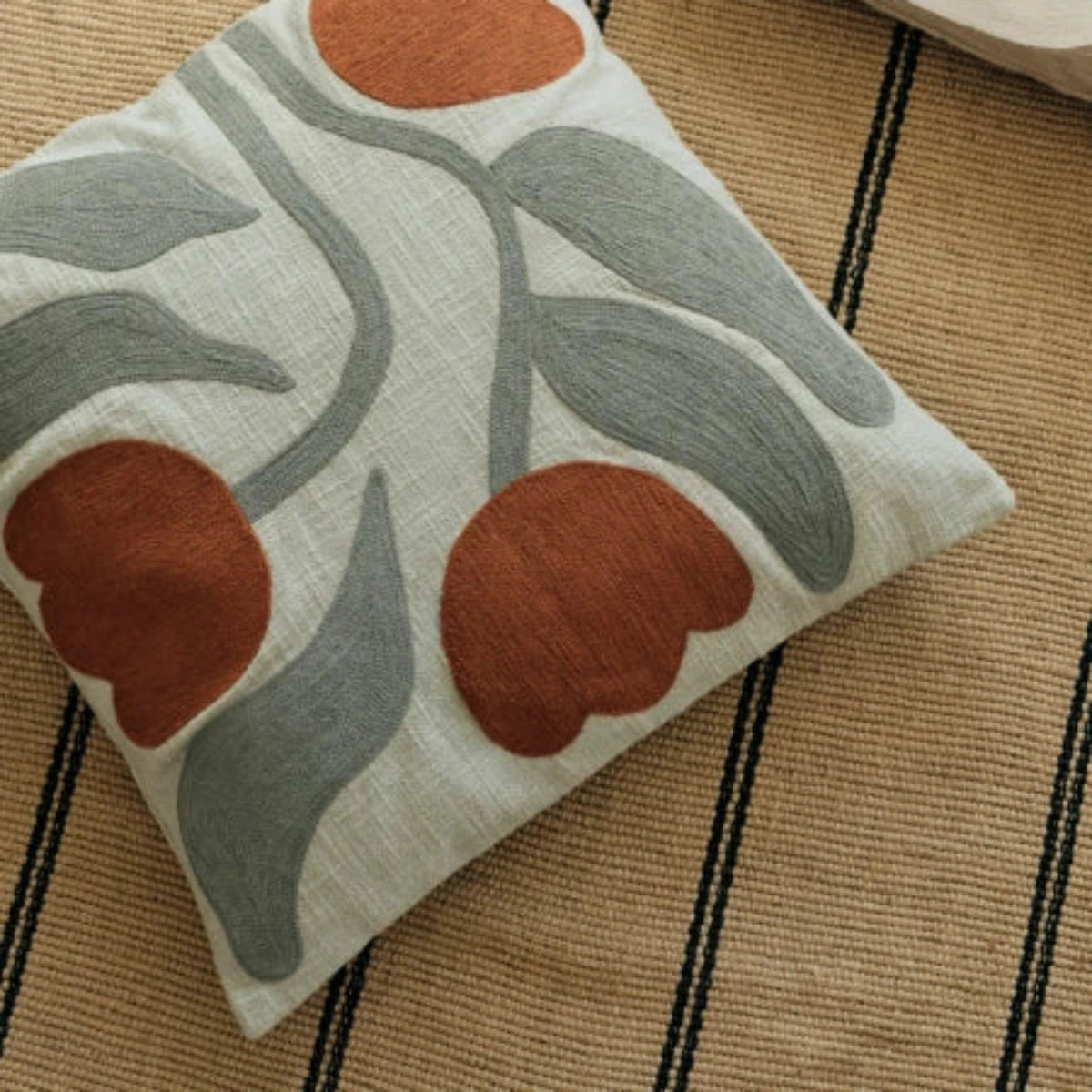 Dora Cushion Cover. Broderat kuddfodral  i bomull med tulpaner i grön och rött